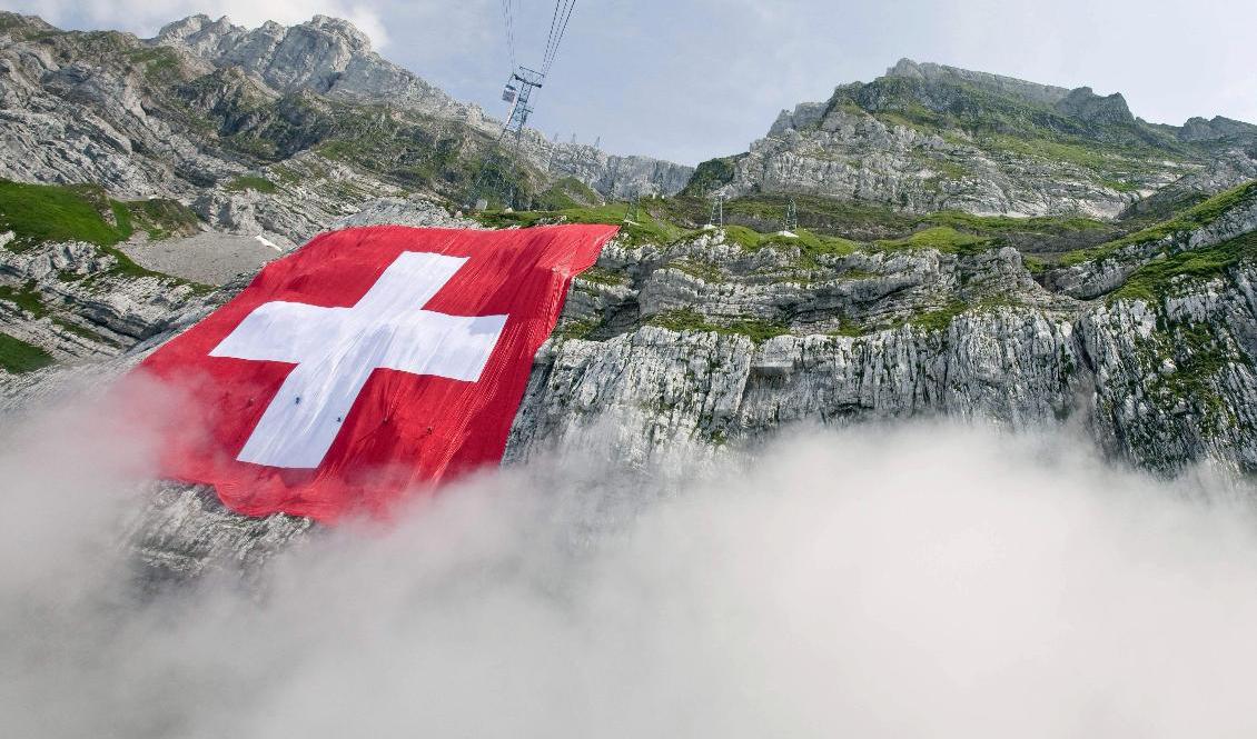 Svenskar behöver från och med torsdag inte längre sitta i karantän i tio dagar när de reser in i Schweiz. Foto: Ennio Leanza/AP/TT-arkivbild