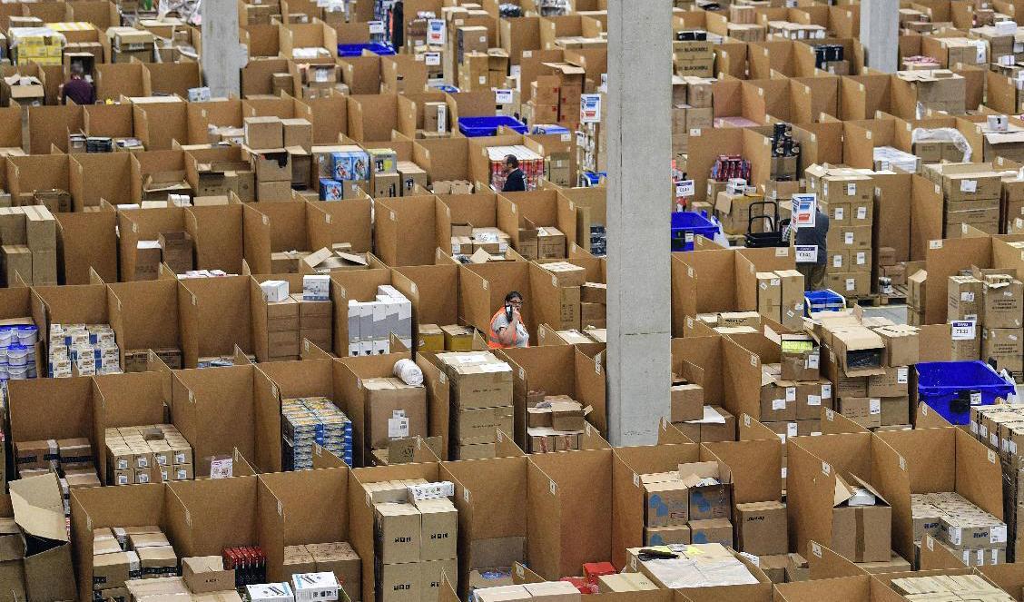 
Amazons centrallager i Europa finns i Tyskland. Huruvida Amazon etablerar ett lager i Sverige är oklart. Foto: Martin Meissner/AP/TT-arkivbild                                            