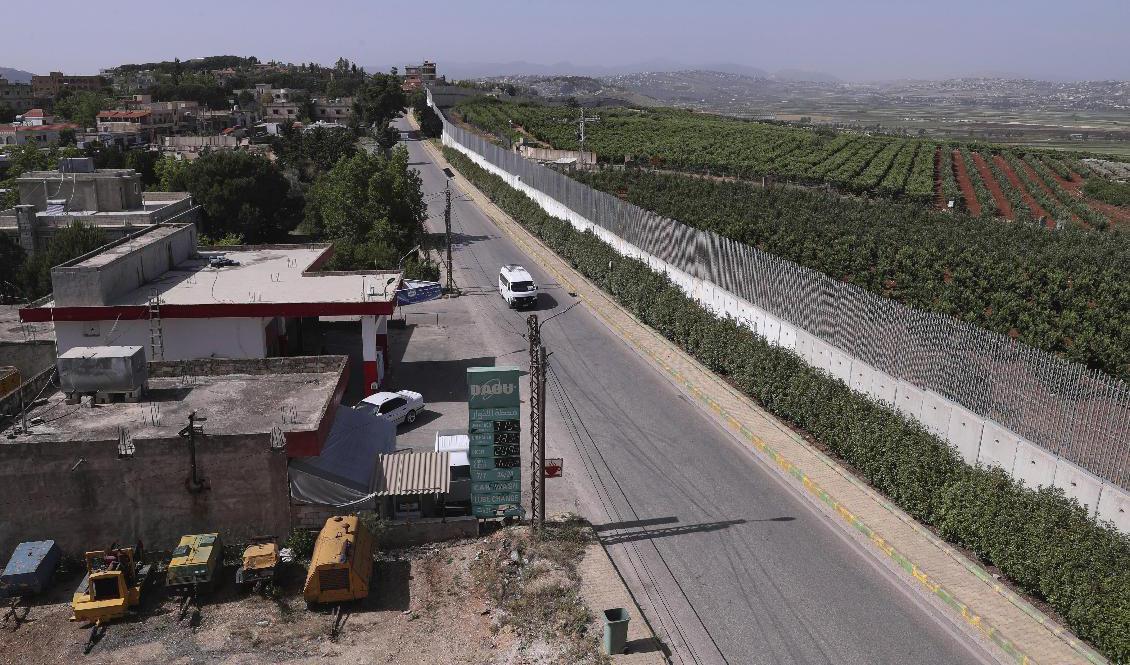 
En bil kör i utkanten av den libanesiska byn Kfar Kila vid gränsen mot Israel. Spänningen i gränsområdet har under den senaste veckan ökat. Foto: Bilal Hussein/AP/TT-arkivbild                                            