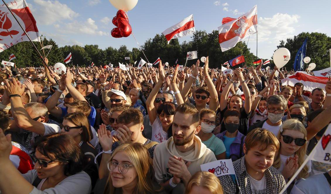 Tusentals människor demonstrerade till stöd för presidentkandidaten Svetlana Tichanovskaja i centrala Minsk under torsdagen. Foto: Sergei Grits, AP/TT