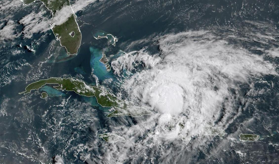 Orkanen Isaias är på väg med Florida. Satellitbilden togs strax före klockan 15, svensk tid, på fredagen. Foto: NOAA via AP/TT