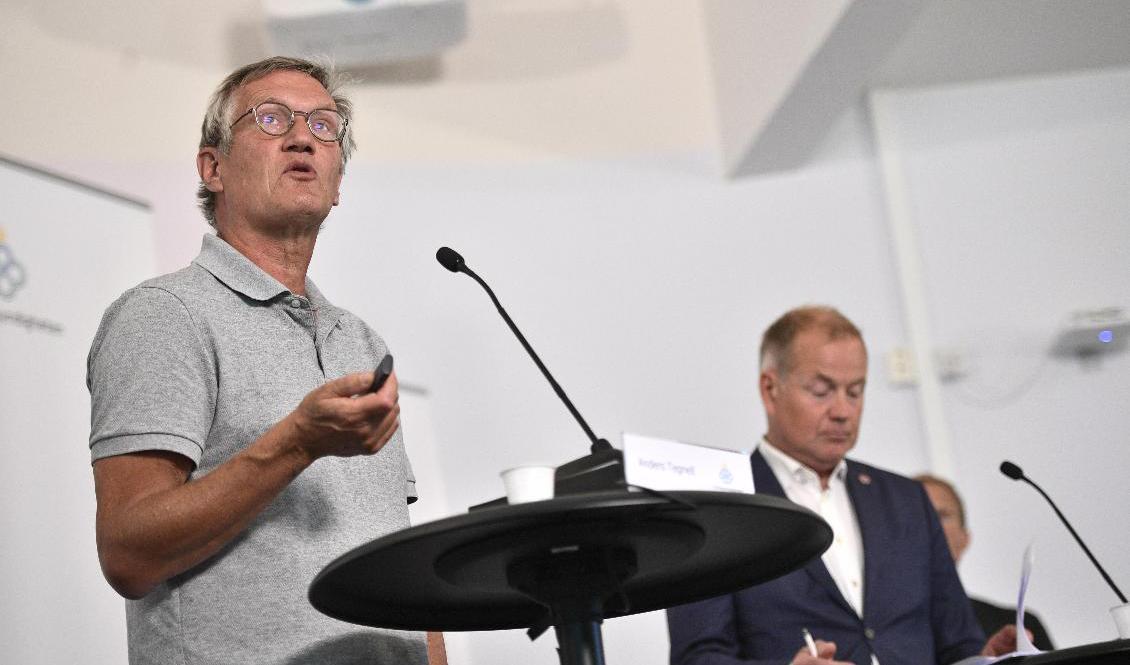 Den positiva trenden i Sverige håller i sig, trots ett mörkt omvärldsläge, säger Anders Tegnell, statsepidemiolog vid Folkhälsomyndigheten på tisdagens pressträff. Till höger och Morgan Olofsson, kommunikationsdirektör vid MSB. Foto: Naina Helén Jåma/TT