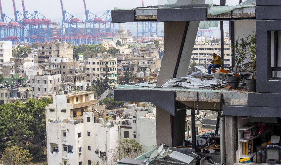 En man sitter i sin söndersprängda lägenhet i Beirut. Foto: Hassan Ammar/AP/TT