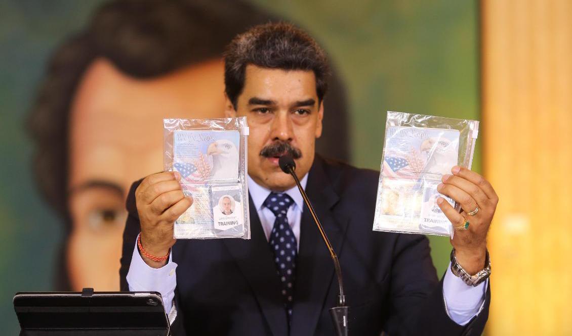 Venezuelas president Nicolás Maduro visar upp de nu dömda amerikanernas identitetshandlingar på en presskonferens i Caracas den 6 maj. Foto: Venezuelas presidentkansli/handout/AP/TT-arkivbild