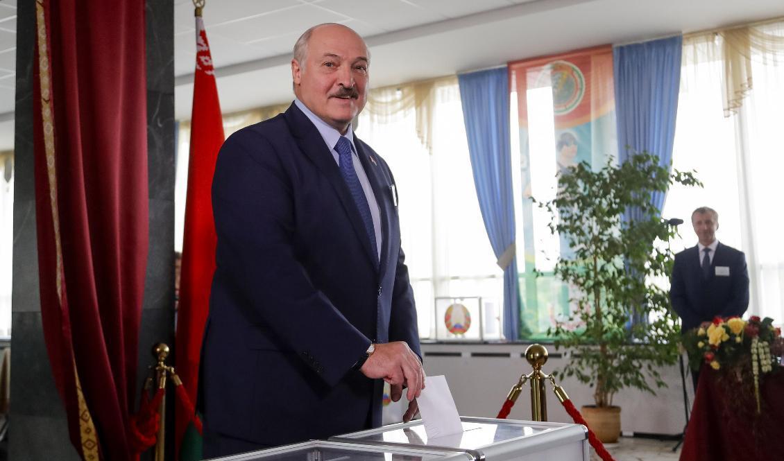 President Alexandr Lukasjenko har suttit vid makten sedan 1994 och har nu säkrat sin sjätte mandatperiod. Foto: Sergei Grits/AP/TT