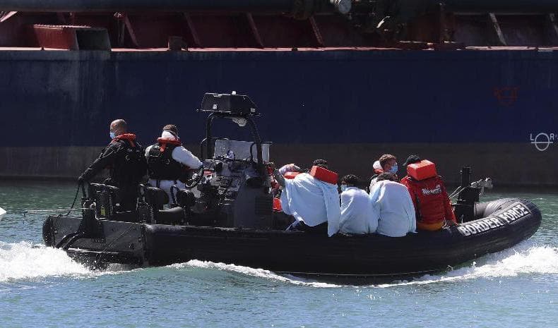 Migranter tas om hand i Dovers hamn tidigare i veckan. Foto: Gareth Fuller/AP/TT