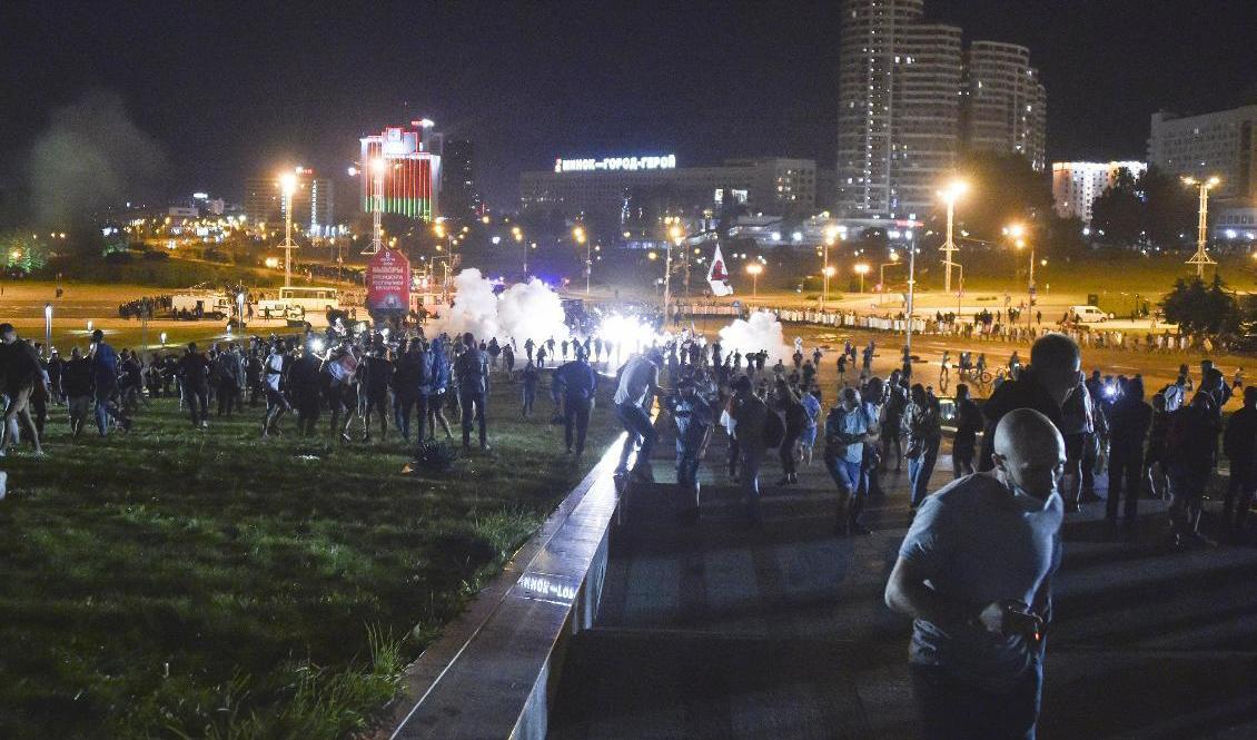 Polis drabbade samman med oppositionsanhängare i Belarus huvudstad Minsk på söndagen. Foto: AP/TT
