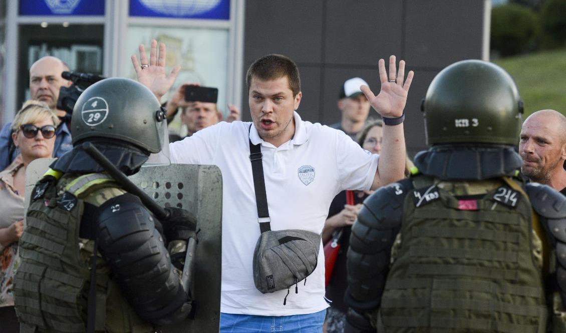 
Polisen griper en oppositionsanhängare under tisdagens demonstrationer i Belarus huvudstad Minsk. Foto: AP/TT                                            