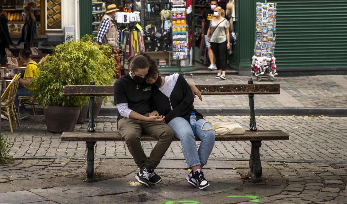 Två personer iförda munskydd med anledning av coronaviruset i centrala Bryssel. Nu blir det obligatoriskt med munskydd i huvudstadsregionen. Foto: Francisco Seco/AP/TT-arkivbild