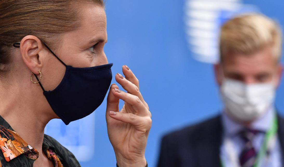 Danmarks statsminister Mette Frederiksen meddelar nya virusrestriktioner. Bild från i juli. Foto: John Thys/AP/TT