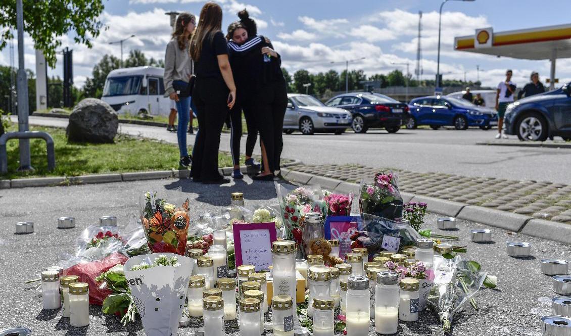 
Folks samlades på rastplatsen där en tolvårig flicka sköts till döds. Foto: Stina Stjernkvist/TT                                            