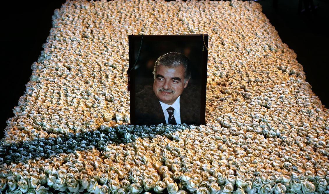 Ett porträtt av den mördade tidigare libanesiske premiärministern Rafiq al-Hariri på hans grav i Beirut. Bilden är från i januari 2014. Foto: Hussein Malla/AP/TT