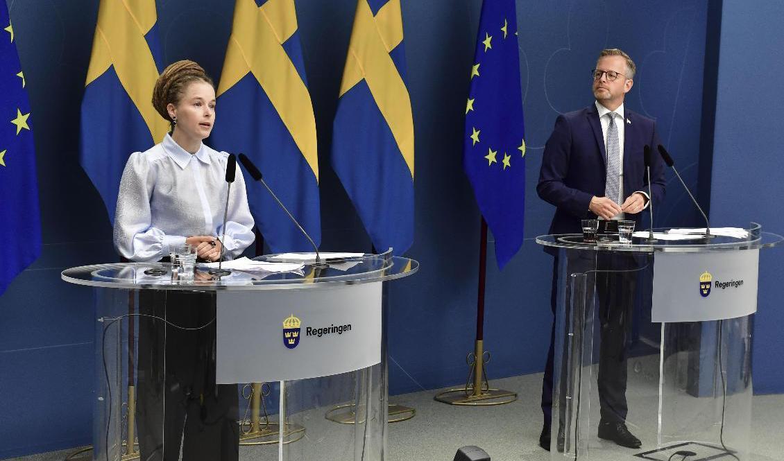 Amanda Lind (MP), kultur och demokratiminister, och Mikael Damberg (S), inrikesminister, under fredagens pressträff. Foto: Jonas Ekströmer/TT