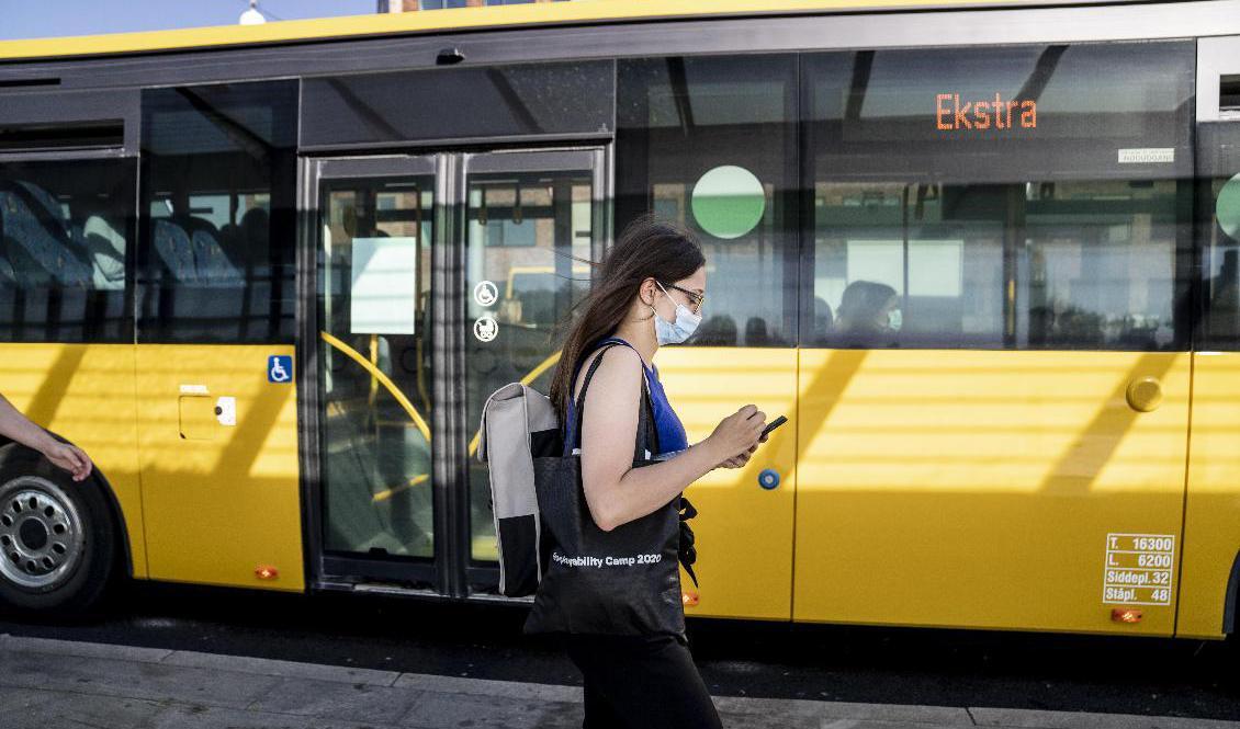 Sedan den 22 augusti måste danskar bära munskydd i kollektivtrafiken. Personen på bilden har inget med texten att göra. Foto: Mads Claus Rasmussen/Ritzau Scanpix/TT