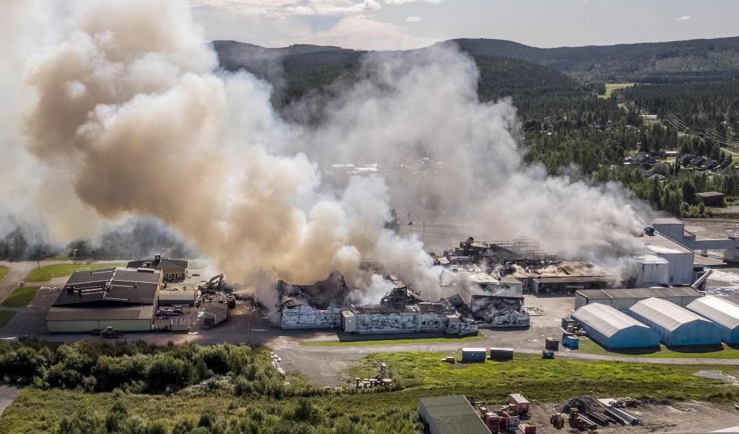 Polarbröds fabrik i Älvsbyn har totalförstörts i en brand som startade natten till i måndags. Foto: Jens Ökvist/TT
