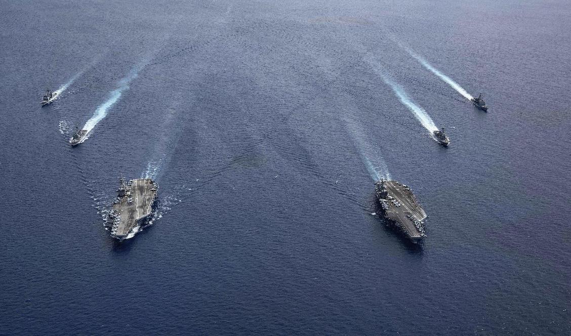 De två amerikanska hangarfartygen USS Ronald Reagan och USS Nimitz i Sydkinesiska havet med sina eskortfartyg den 6 juli. Foto: US Navy/AP/TT-arkivbild