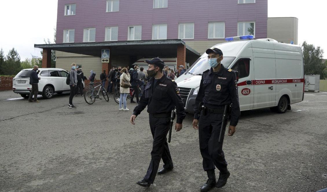 Poliser utanför det sjukhus i Omsk där Navalnyj först vårdades efter insjuknandet i förra veckan. Han fördes därefter med ambulansflyg till Berlin. Foto: Jevgenij Sofijtjhuk/AP/TT
