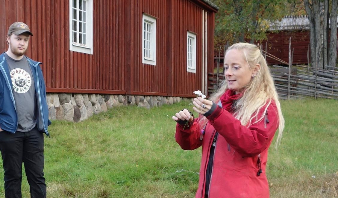 Alexandra De Paoli vid en  örtvandring. Foto: Eva Sagerfors/Epoch Times