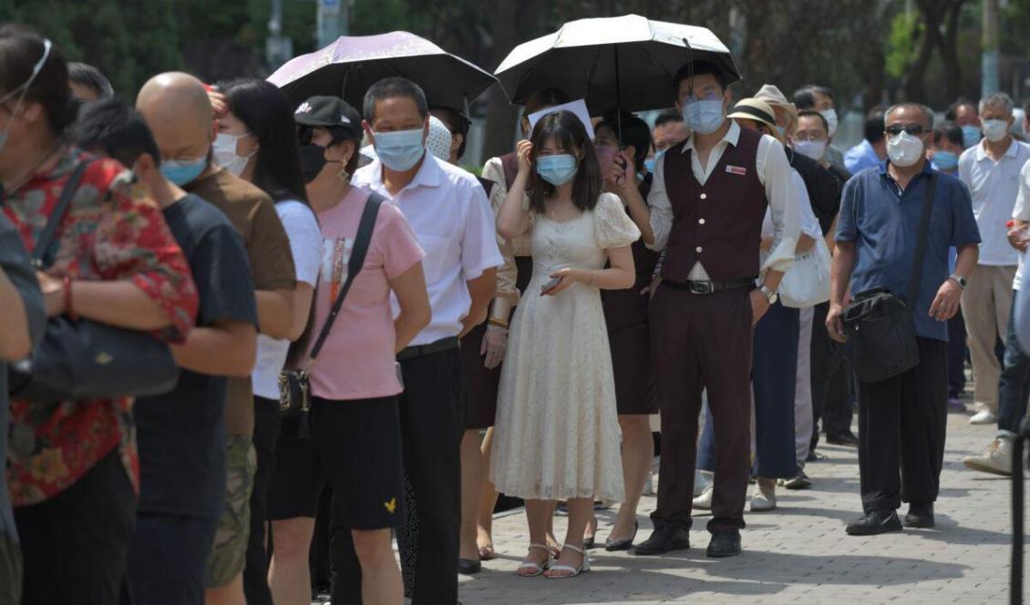 
Människor köar för att testa sig för covid-19 vid en provtagningscentral i Peking, Kina, den 30 juni 2020. Foto: Greg Baker/AFP via Getty Images                                            