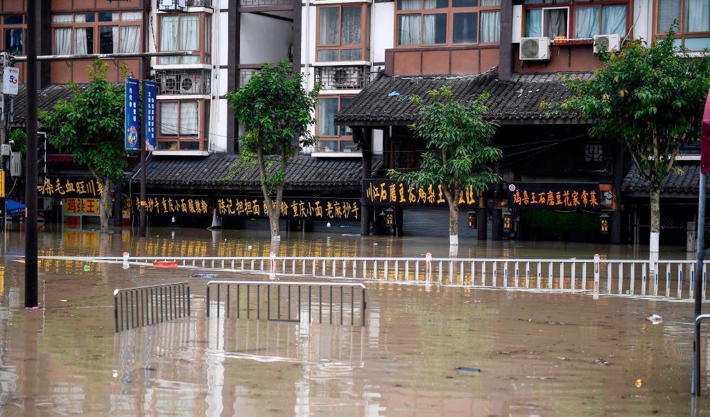 




En översvämmad gata i Chongqing, en stad i sydvästra Kina, den 19 augusti 2020. Foto: STR/AFP via Getty Images                                                                                                                                                                                                                            