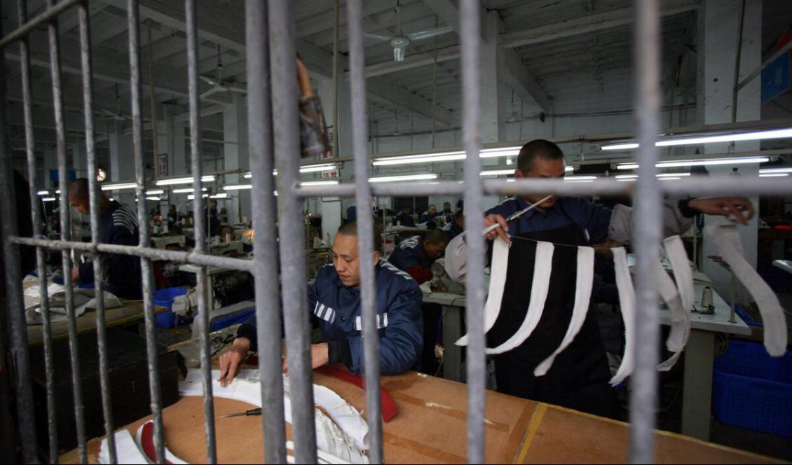 

Interner arbetar i en syverkstad i ett fängelse i Chongqing, Kina, den 7 mars 2008. Foto: China Photos/Getty Images                                                                                        