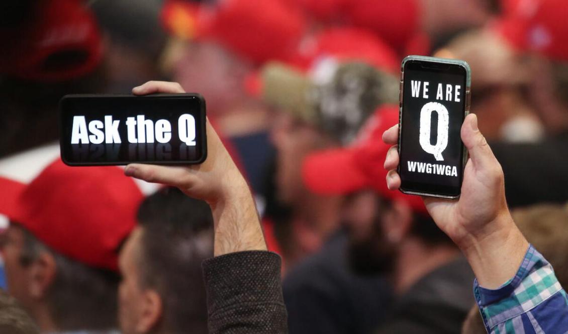 Människor håller upp sina mobiler med texter kopplade till Qanon på skärmen vid en sammankomst i Las Vegas, Nevada, den 21 februari 2020. Foto: Mario Tama/Getty Images