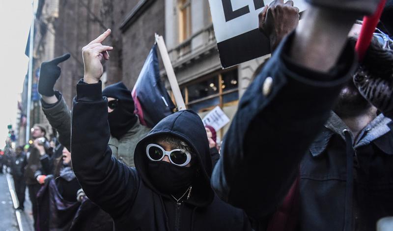 "Anti-fascister" i typiskt svarta kläder under en protest i New York, den 16 november 2019. Foto: Stephanie Keith/Getty Images