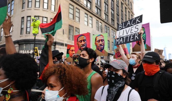 


Tusentals människor deltar i en marsch på Manhattan den 19 juni 2020. Foto: Spencer Platt/Getty Images                                                                                                                                    