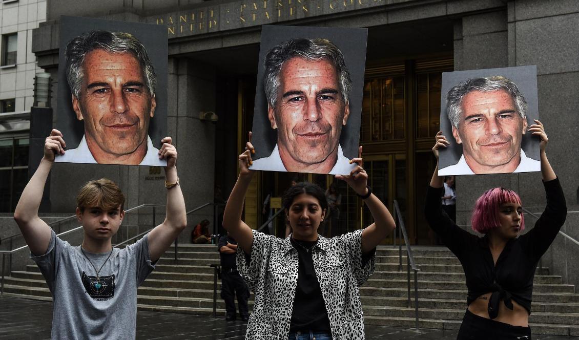 
En grupp som kallar sig ”Hot Mess” håller upp plakat på Jeffrey Epstein framför den federala domstolen i New York den 8 juli 2019. Foto: Stephanie Keith/Getty Images                                            