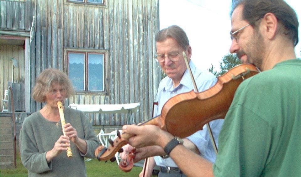 Gunnar Stenmark (hö) och hans fru Elisabet Grönlund (vä) på besök hos Oskar Olofsson (mitten) i Lillhärdal. Foto: Privat
