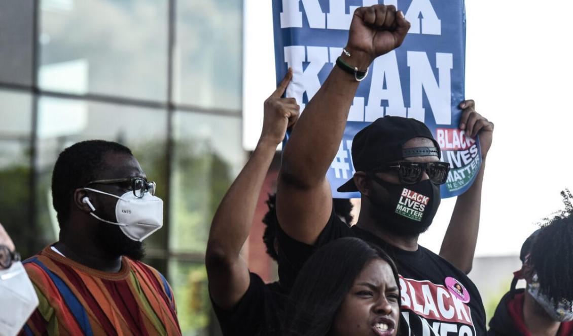





Hawk Newsome (hö) en av ledarna i Black Lives Matterrörelsen, vid en demonstration i New York den 15 maj 2020. Foto: Stephanie Keith/Getty Images
                                                                                                                                                                                                                                                                        