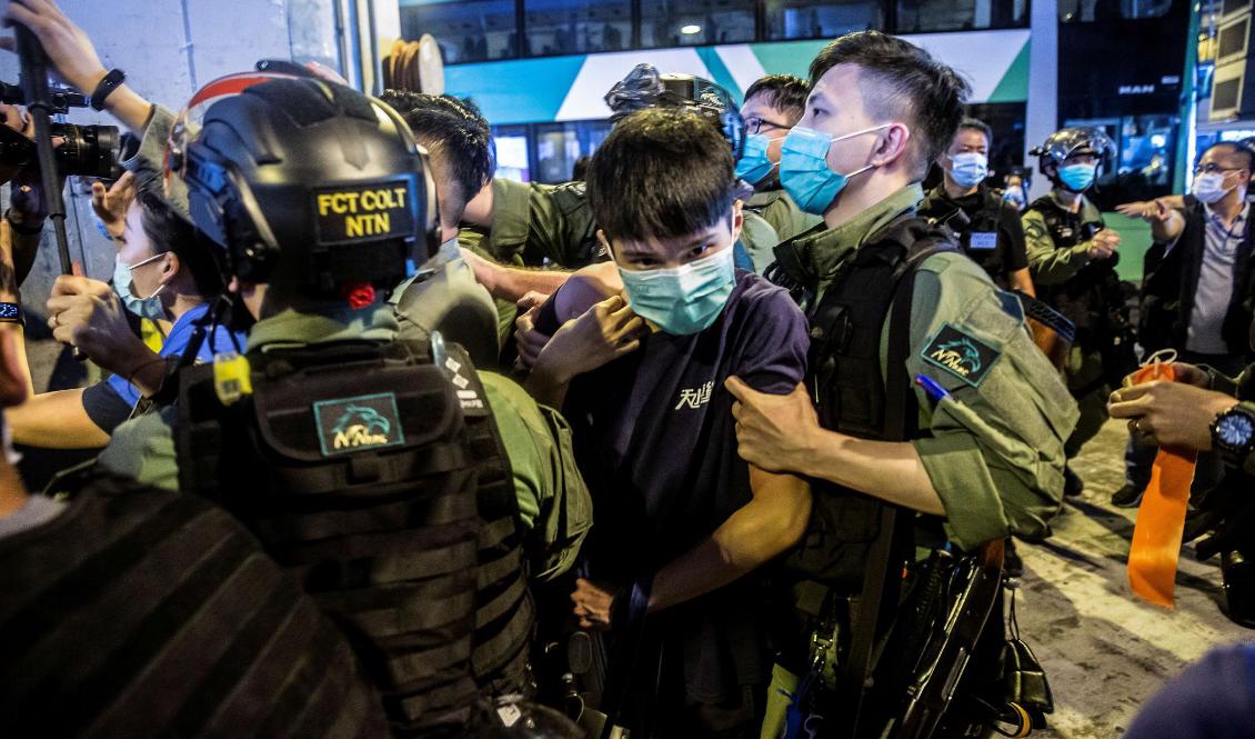 En polis griper en man under protester vid gallerian i Yuen Long i Hongkong den 19 juli 2020. Foto Isaac Lawrence/AFP via Getty Images