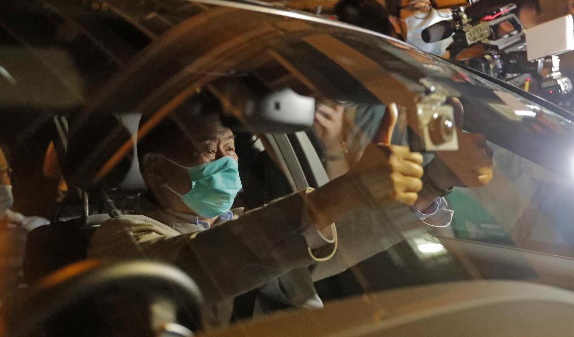 Jimmy Lai ger tummen upp till sina anhängare efter att ha släppts fri mot borgen. Foto: Ken Cheung/AP/TT