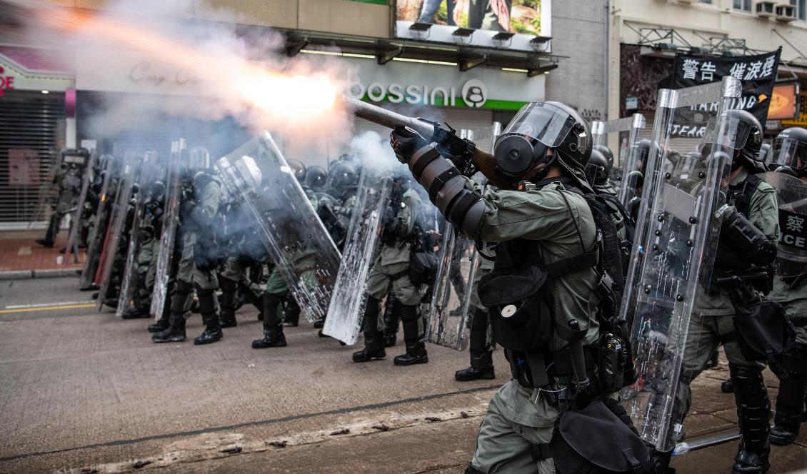 Kravallpolis skjuter tårgas mot demonstranter i Yuen Long-distriktet i Hongkong den 27 juli 2019. Foto: Laurel Chor/Getty Images