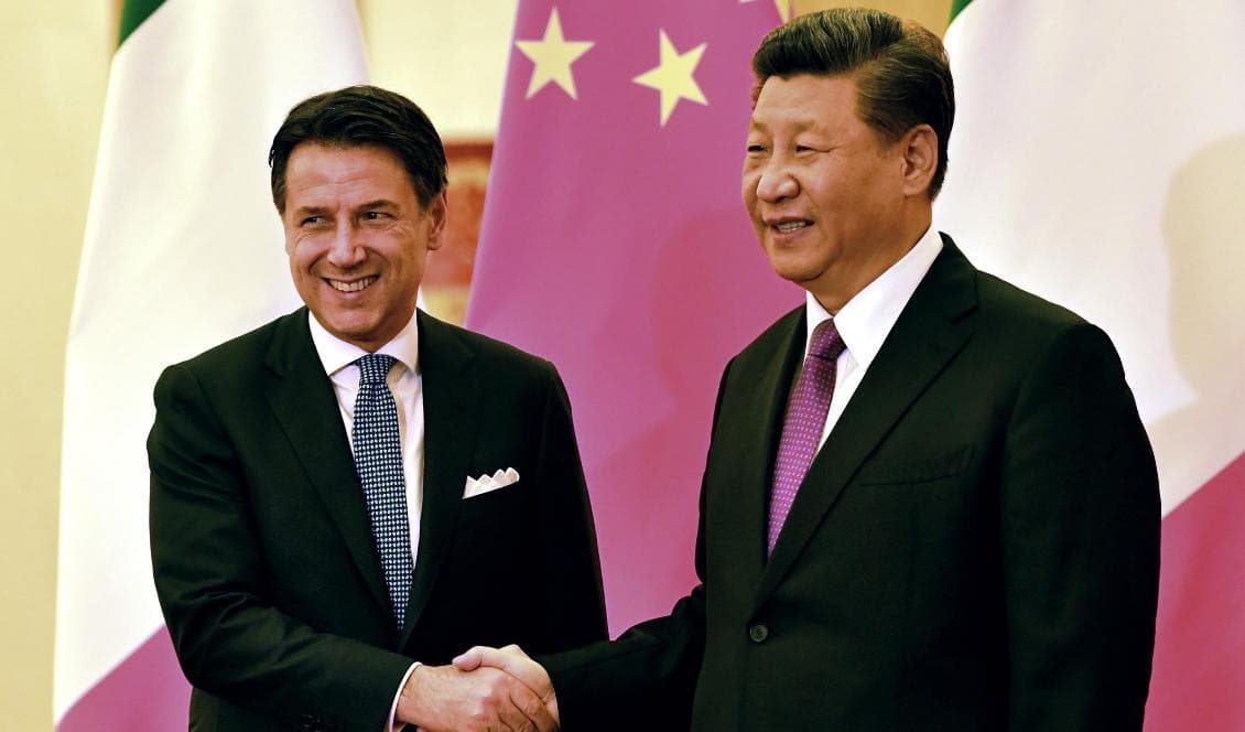 Kina påverkar europeiska länder på många sätt, bland annat genom så kallade vänskapsgrupper. Här skakar Kinas president Xi Jinping hand med Italiens premiärminister Giuseppe Conte vid Folkets stora hall den 27 april 2019. Foto: Parker Song/AFP via Getty Images