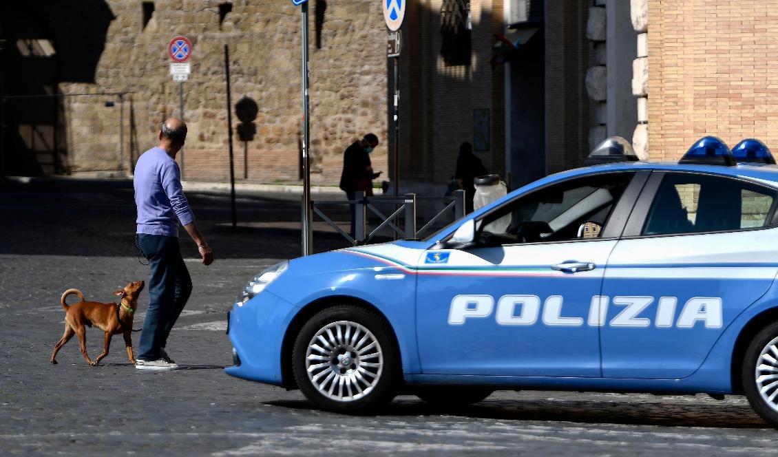 En polisbil i Rom i Italien den 19 mars 2020. Foto: Filippo Monteforte/AFP via Getty Images