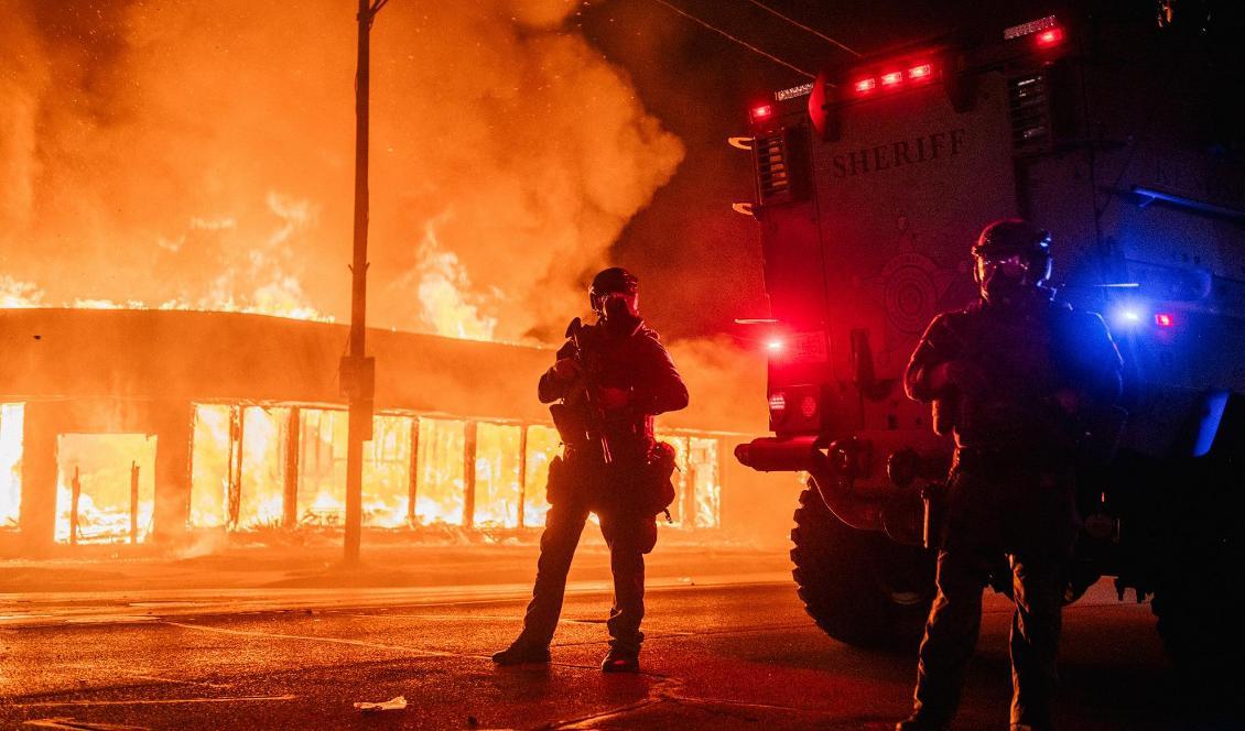 





Polis med skyddsutrustning den 24 augusti 2020 i Kenosha i Wisconcon i USA där det pågår upplopp efter en polisskjutning. Foto: Brandon Bell/Getty Images                                                                                                                                                                                                                                                                        