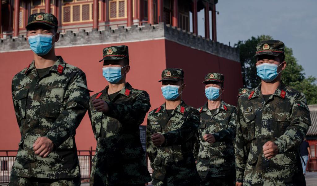 Paramilitär polis marscherar nära entrén till den Förbjudna staden, Peking den 22 maj 2020. Foto: Nicolas Asfouri/AFP via Getty Images