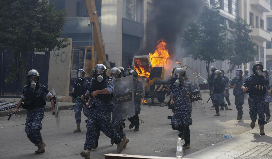 
Libanesiska säkerhetsstyrkor försöker skingra demonstranterna i Beirut som protesterar mot regimen. Foto: Hassan Ammar/AP/TT                                            