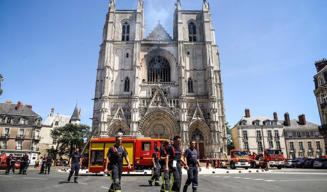 Brandmän vid Katedralen i Nantes den 18 juli 2020. Foto: Sebastien Salom-Gomis/AFP via Getty Images