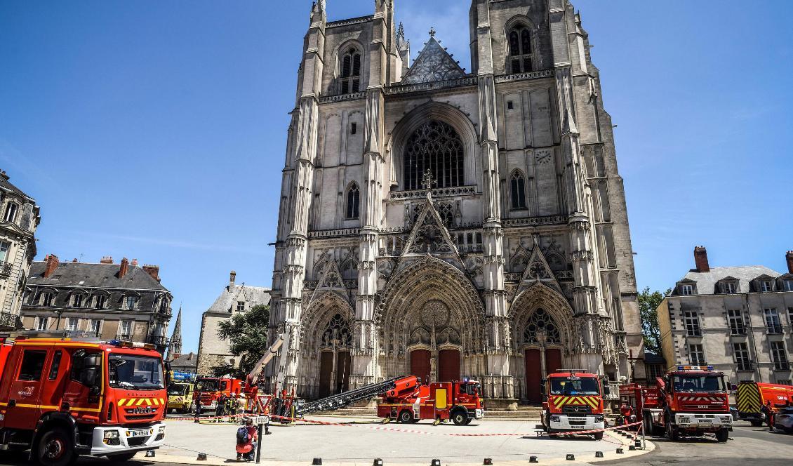 Katedralen i franska Nantes den 18 juli 2020 efter att en brand bröt ut som misstänks vara anlagd. Foto: Sebastien Salom-Gomis/AFP via Getty Images