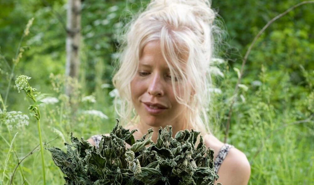 När du går ut i naturen och plockar nässlor för att använda i din mat gör du gott både för kropp och sinne. Foto: Matthew Wilkins.