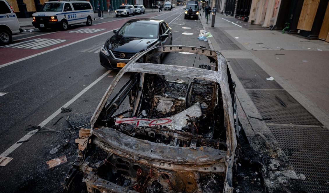 En förstörd polisbil i Manhattan i New York den 1 juni 2020. Foto: Johannes Eisele/AFP via Getty Images