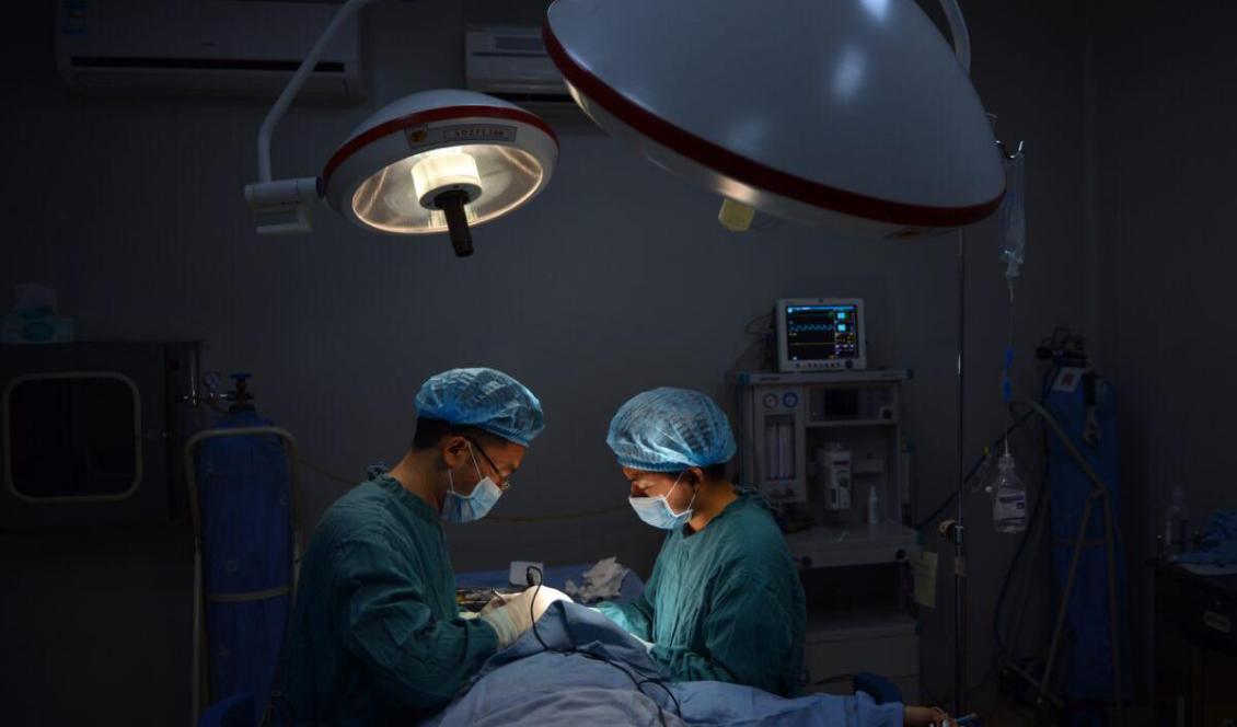 En plastikkirurg utför en näsoperation på en patient i sin klinik i Chongqing, Kina Foto: Peter Parks/AFP via Getty Images