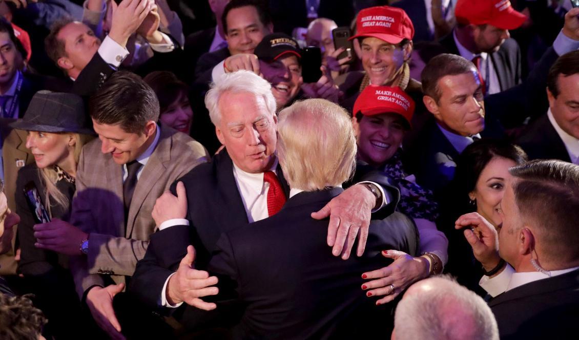 


Trump Donald kramar om sin bror Robert Trump i New York den 9 november 2016. Foto: Chip Somodevilla/Getty Images                                                                                                                                    