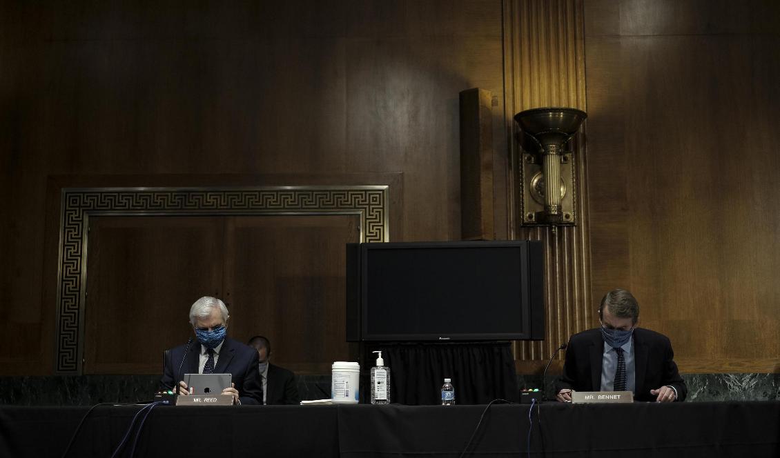 Senatorn och demokraten Jack Reed (till vänster) och den republikanske senatorn Michael Bennet (till höger) under ett panelmöte i senaten i Capitol Hill i Washington D.C. i USA. Foto: Gabriella Demczuk-Pool/Getty Images