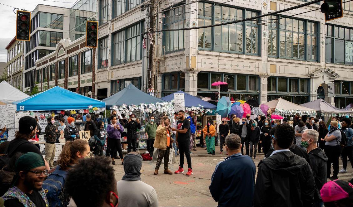 Demonstranter i den polisfria zonen, Capital Hill Organized Protest, CHOP, den 15 juni i Seattle i USA. Foto: David Ryder/Getty Images