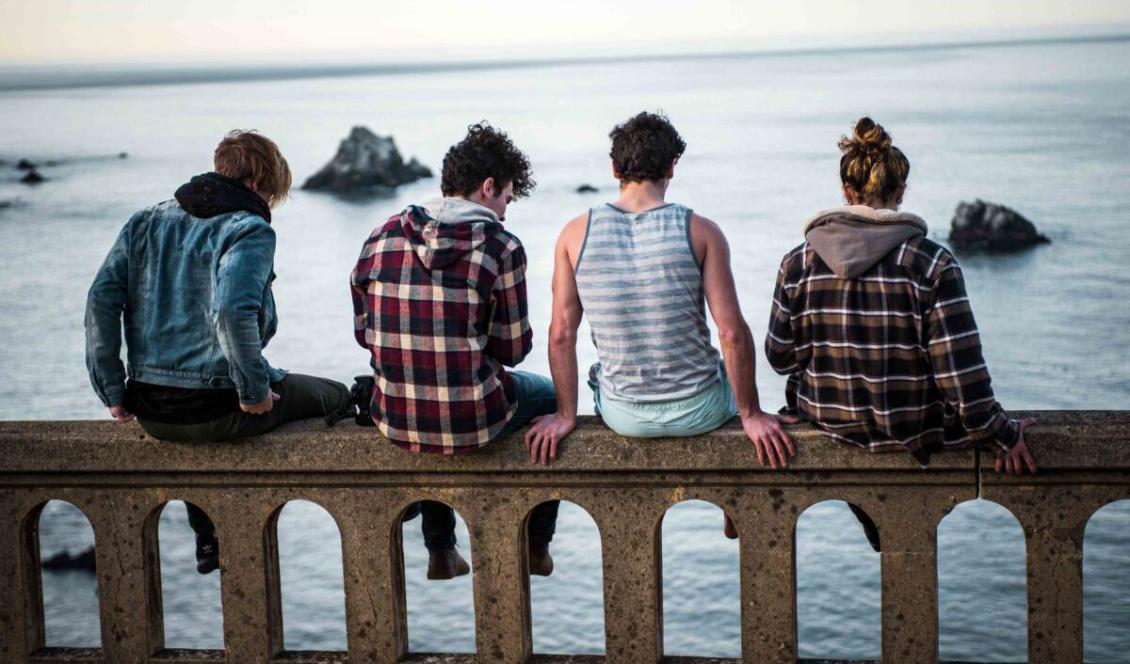 

Tonåringar sitter på en bro vid floden Bixby i Monterey, USA. Foto: Sammie Vasquez/Unsplash                                                                                        
