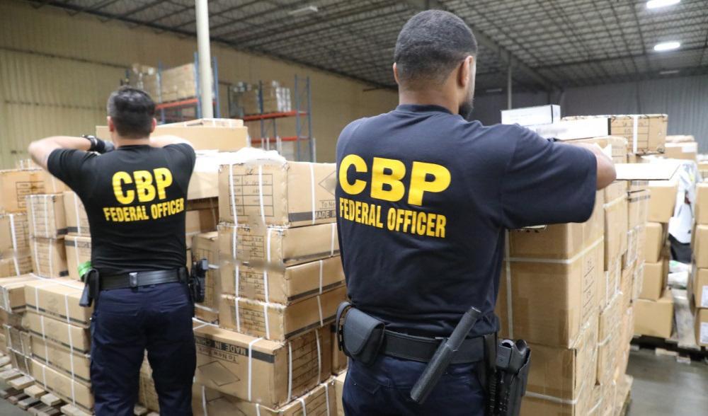 Anställda vid USA:s tull och gränsbevakning, CBP, kontrollerar hårprodukter från Kina vid hamnen i New York/Newark den 1 juli 2020. Foto: CBP