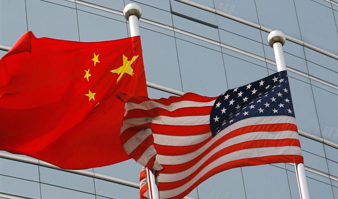 En amerikansk respektive kinesisk flagga utanför en byggnad i Peking den 9 juli 2007. Foto: The Eng Koon/AFP via Getty Images